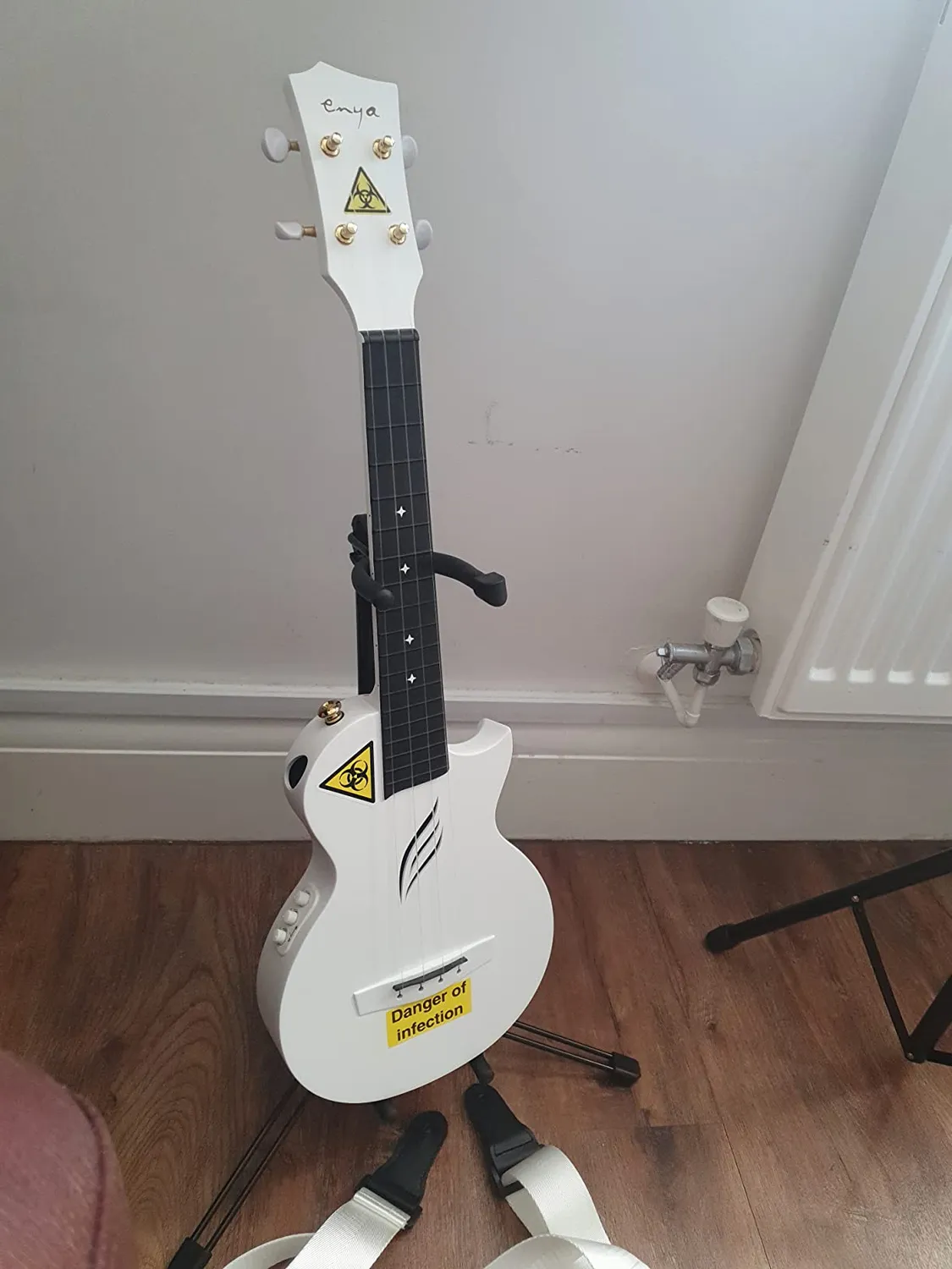 Enya Nova U/WH EQ ukulele concerto bianco elettrico kit