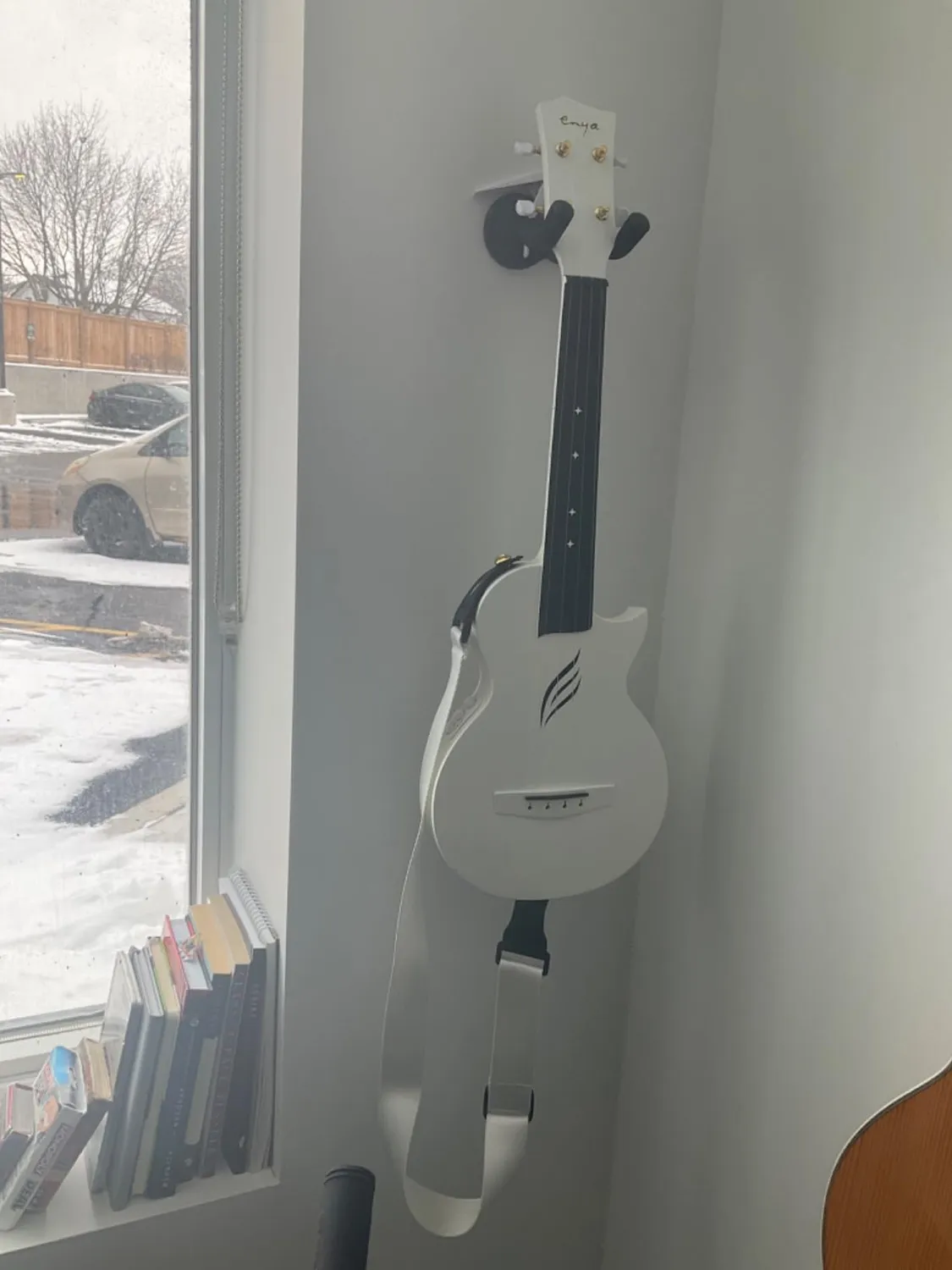 Enya Nova U/WH EQ ukulele concerto bianco elettrico kit