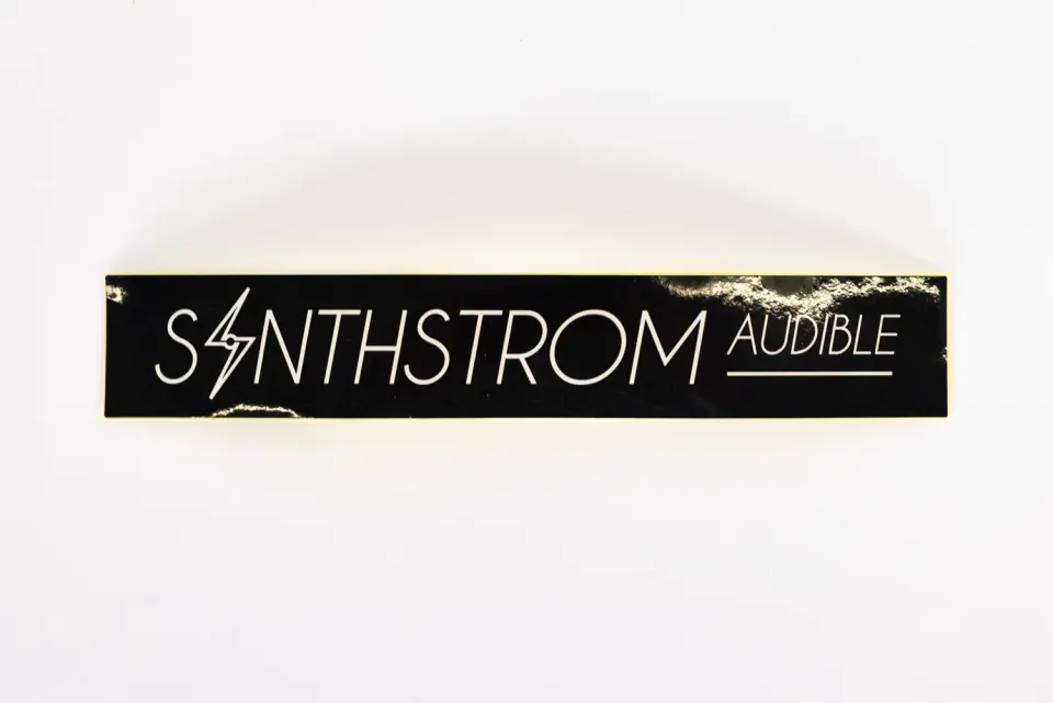 Synthstrom Audible sticker logo nero lucido 15 cm adesivo