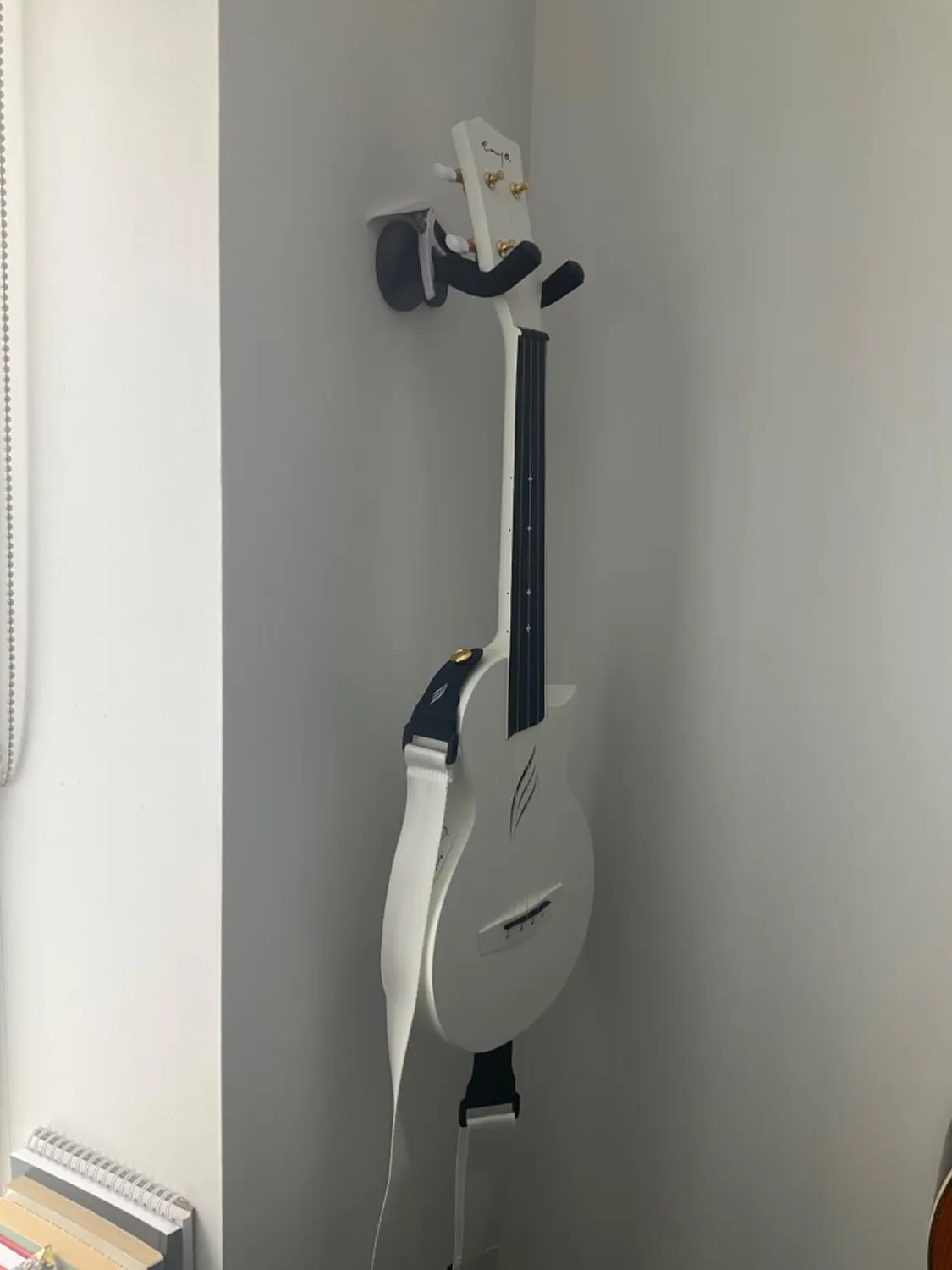 Enya Nova U/WH EQ ukulele concerto bianco elettrico kit