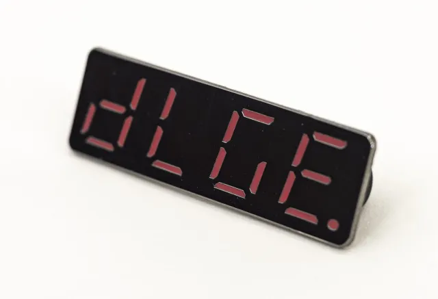 Synthstrom Audible NVR 4GET pin smaltata argento nero rosso