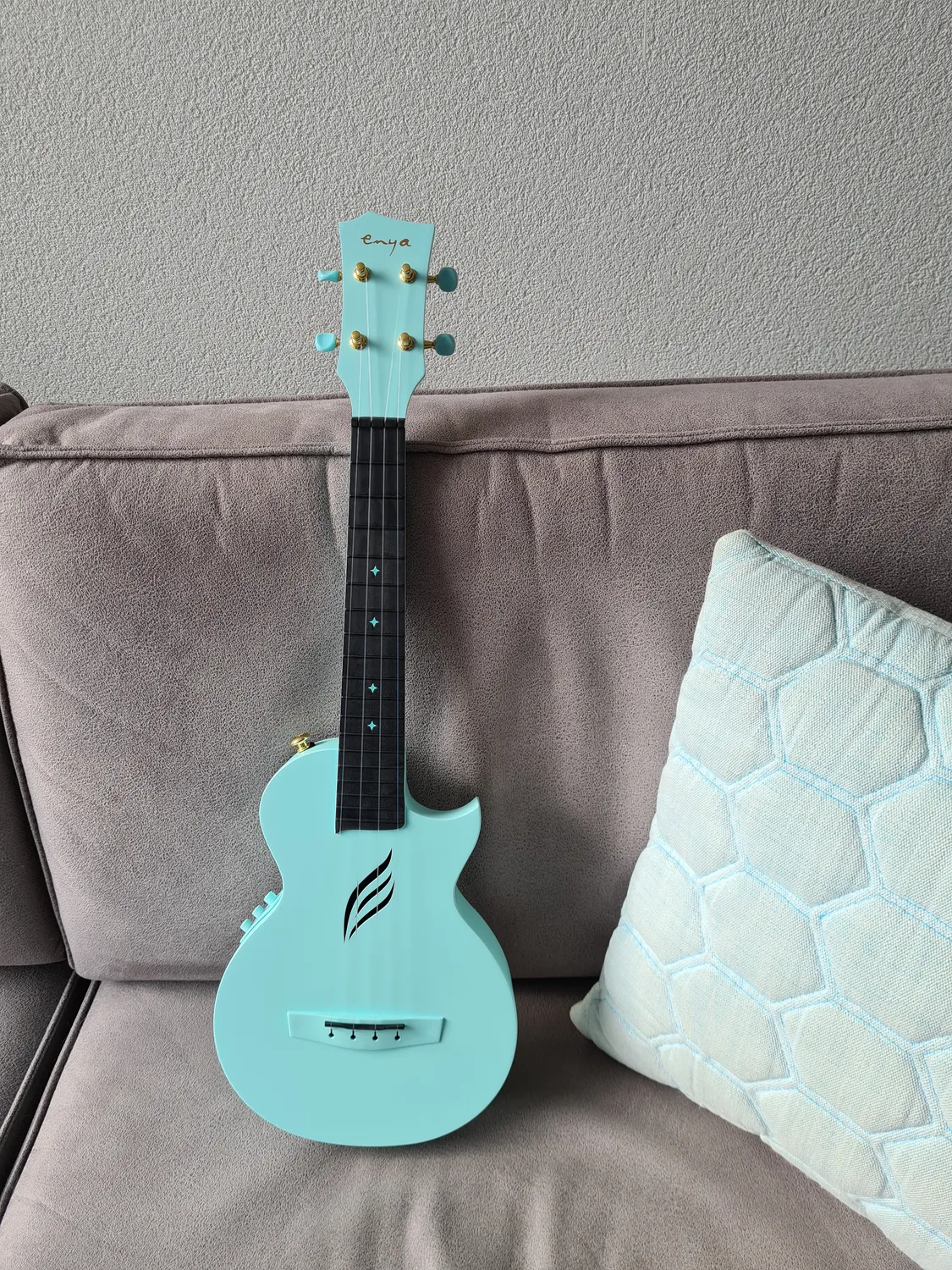 Enya Nova U/BL EQ ukulele concerto blu elettrico kit