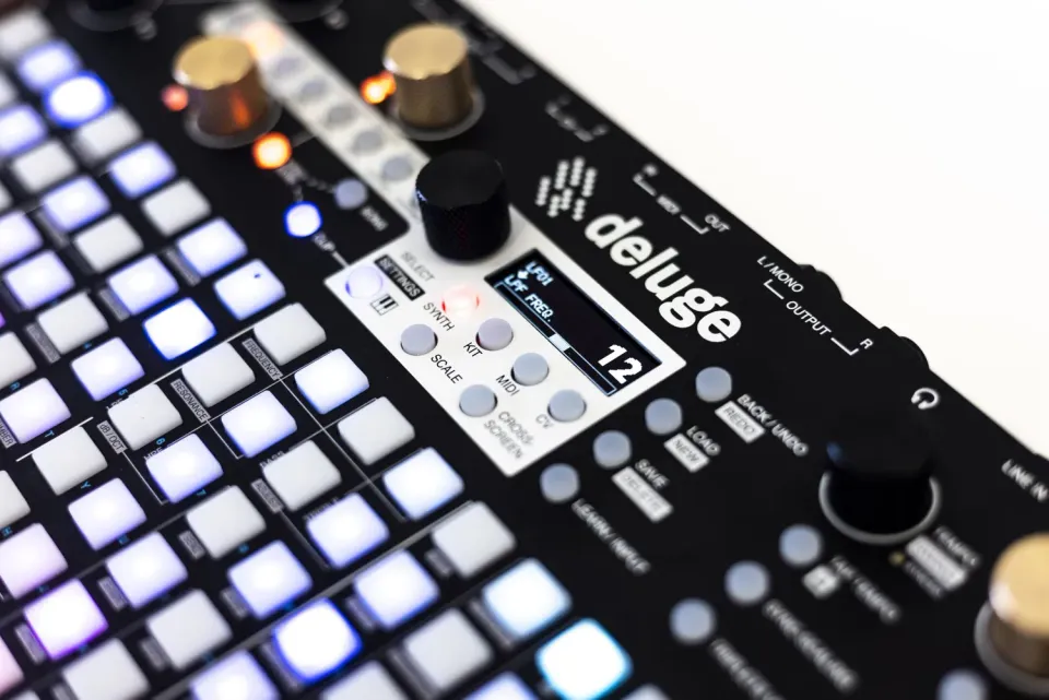 Synthstrom Audible Deluge Retrofit Display OLED acconto