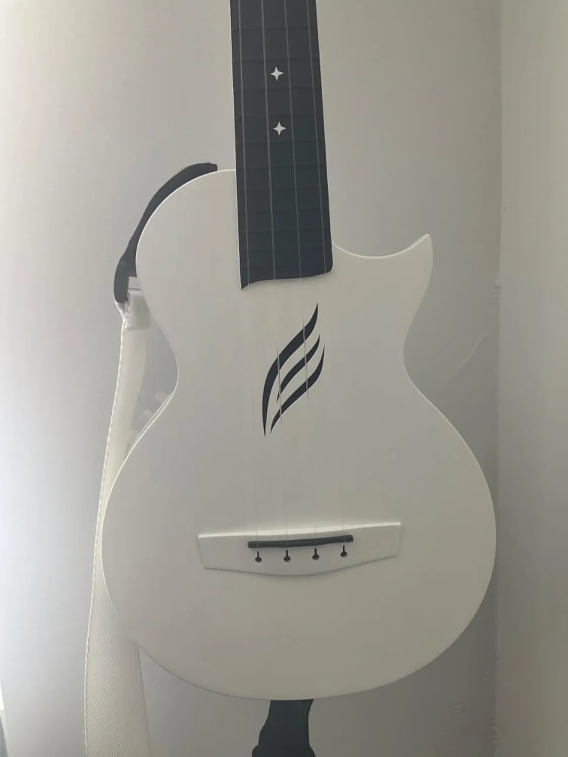Enya Nova U/WH EQ ukulele concerto bianco elettrico kit