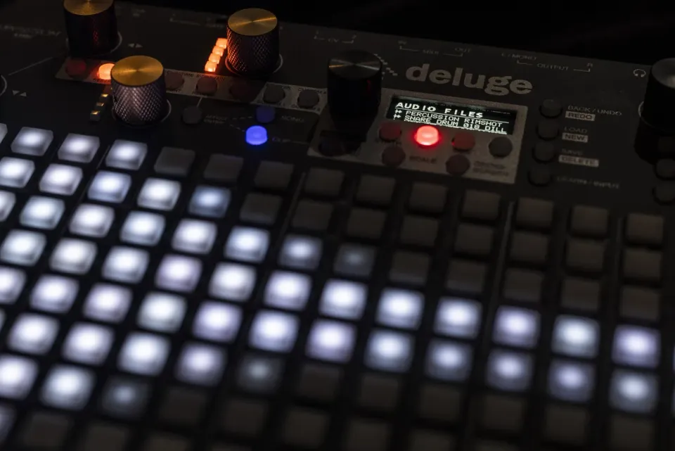 Synthstrom Audible Deluge Retrofit saldo aggiornamento OLED