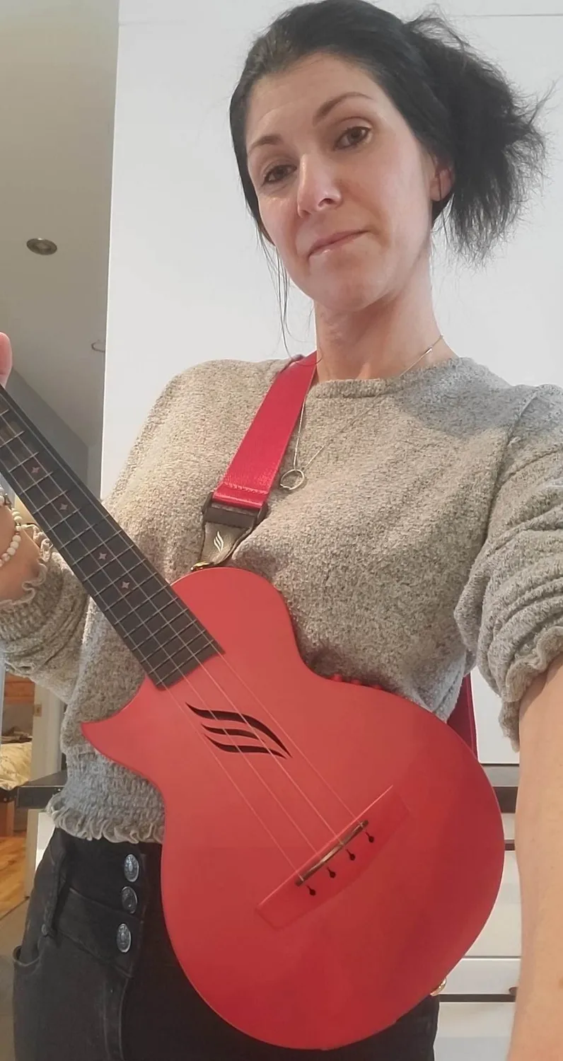 Enya Nova U/RD EQ ukulele concerto rosso elettrico kit