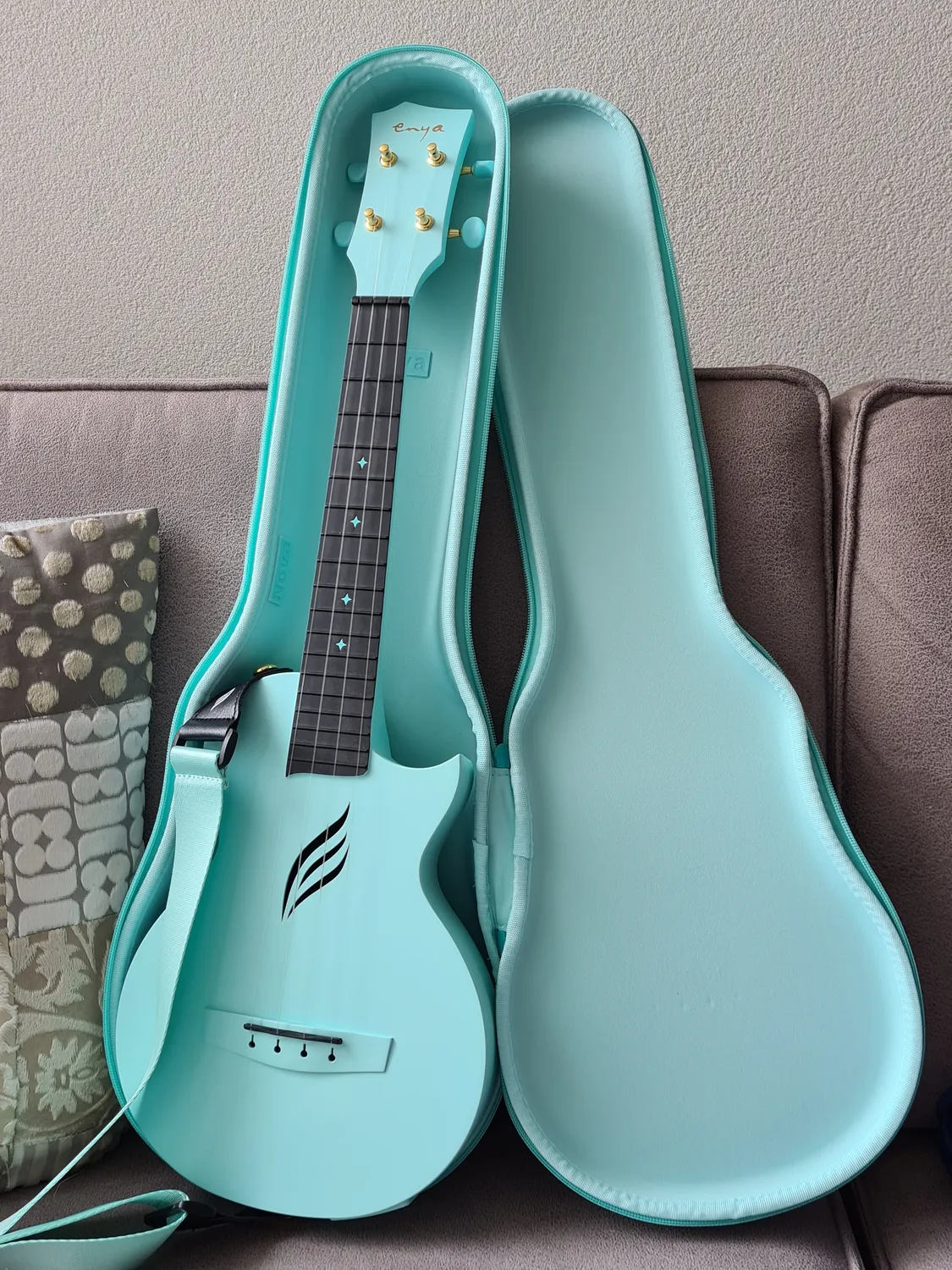 Enya Nova U/BL EQ ukulele concerto blu elettrico kit