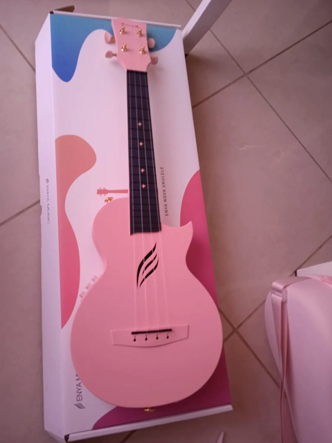 Enya Nova U 23 Ukulele Concerto Elettrico Rosa Kit Carbonio