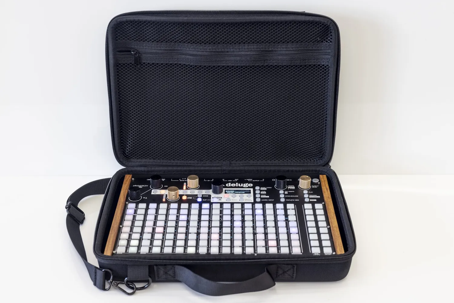 Synthstrom Audible Deluge custodia custom rigida con tracolla